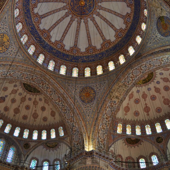 Nádherný interiér Modré mešity sultána Ahmeta, patří k ikonám Istanbulu a její interiér Vás rozhodně dostane