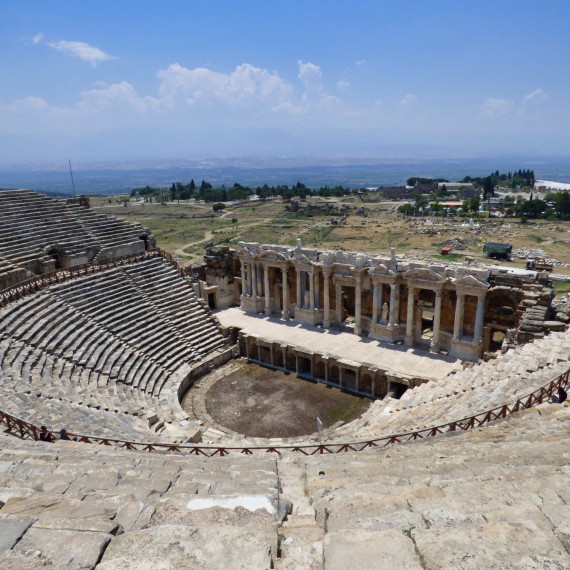 Hned vedle přírodního divu najdeme i ruiny starověkého města Hierapolis s jeho nádherně zachovalým divadlem či hrobkami