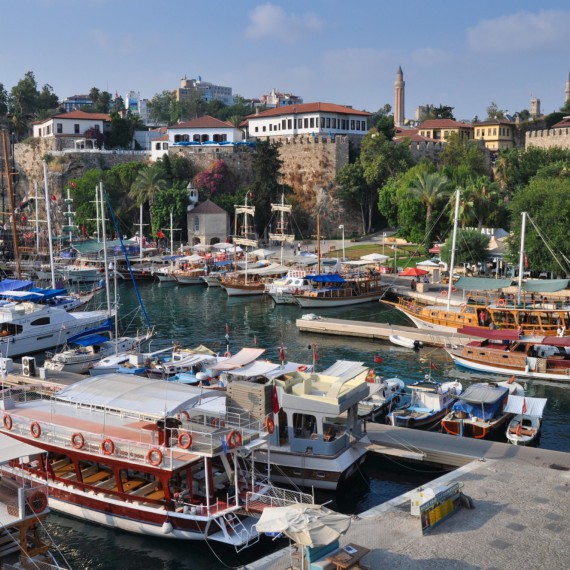 Projdete se i starou Antalyí? Najdete zde takový malebný přístav, u kterého si můžete posedět v čajovně.