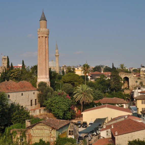 Ikonický minaret Yivliminare patří k symbolům dnešního města Antalya, vychutnejte si procházku a odpočiňte si na dokonalých plážích
