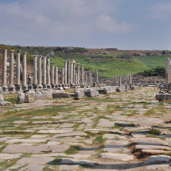 Perge má svou starověkou atmosféru a když se zde ocitneme, obklopí nás jeho ruiny ze všech stran