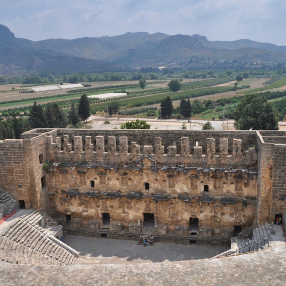 Znáte Aspendos? O tomto místě se mluví jako o místě s nejdokonaleji zachovalým divadlem v celém Turecku. Během fakultativního výletu z Antalye ho můžete spatřit.