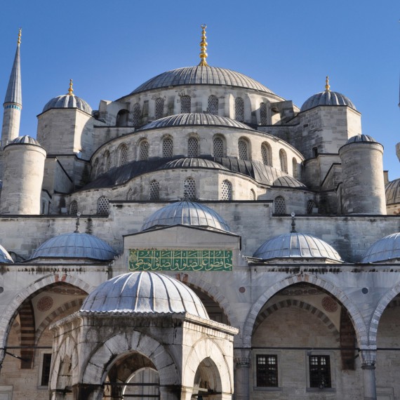 Mešitu sultána Ahmeta neboli Sultanahmet Camii známe jako Modrou mešitu, na nádvoří se můžete kochat fantastickou architekturou