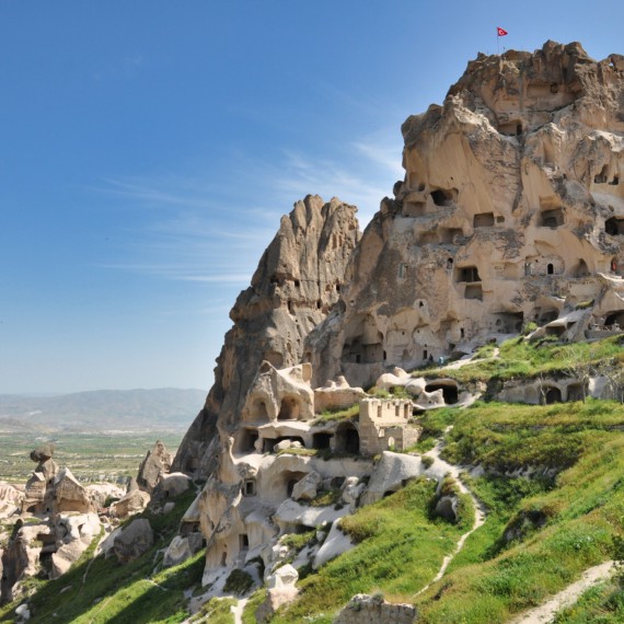 Uchisar se svým skalnatým bralem, prošpikovaný jako ementál, na vrcholu stojí pevnost, odkud máte dokonalé panorama Kapadokie