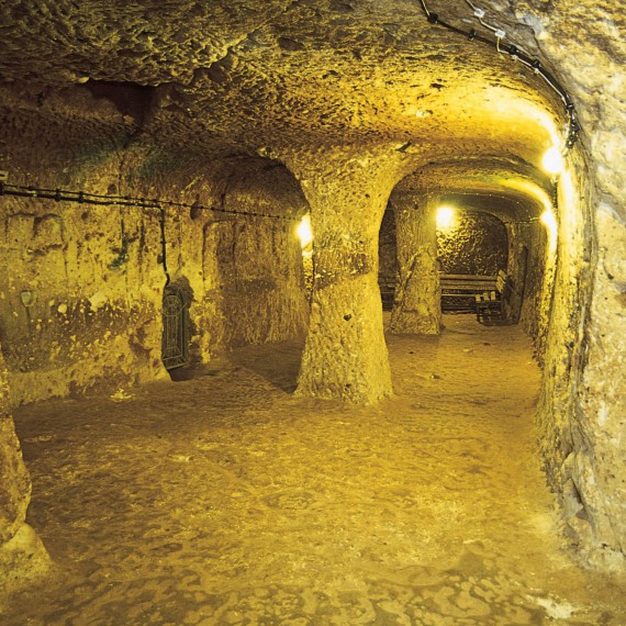 Podzemní městečko Kaymakli je unikátem i na Kapadokiu. Jak zde lidé žili? Jak ho vyhloubili? Toto a více a dozvíte přímo na místě.