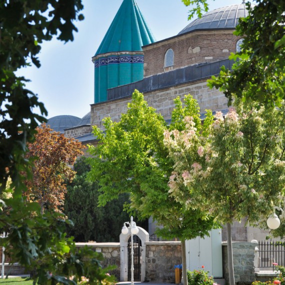 Mevlanovu hrobku zná v Turecku každý a byl by hřích nezastavit se zde a nepodívat se na místo, odkud se do světa dostaly jeho myšlenky i tančící derviši