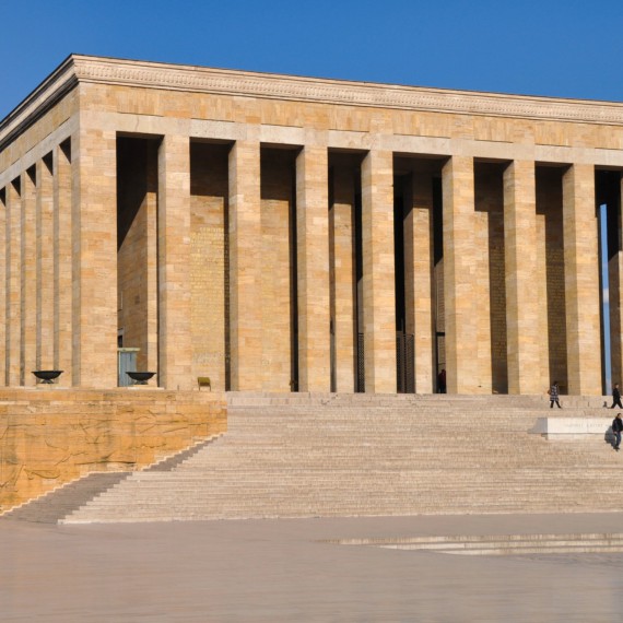 Symbolem Ankary je okázalé mauzoleum pro Atatürka, jmenuje se Anitkabir a jeho atmosféru zažijeme i my