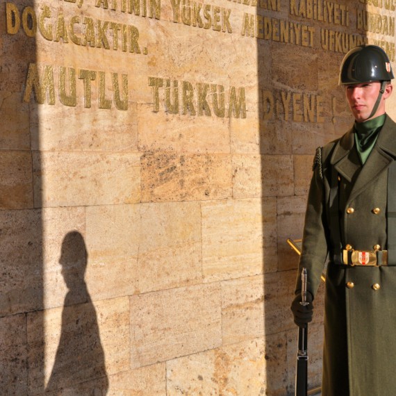 Ne Mutlu Türküm diyene - Jaké štěstí je být Turkem. Nejznámější turecká věta nechybí ani na mauzoleu Atatürka.