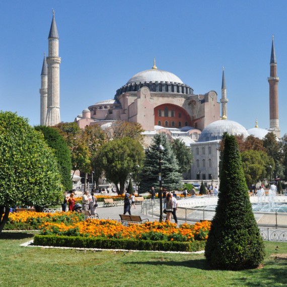 Haghia Sofia, chrám boží moudrosti, toho už zažil víc než dost. Postavila ho na nohy Byzancie a na vlastní oči viděl jako Osmané dobyli Konstantinopol a změnili ho na Istanbul