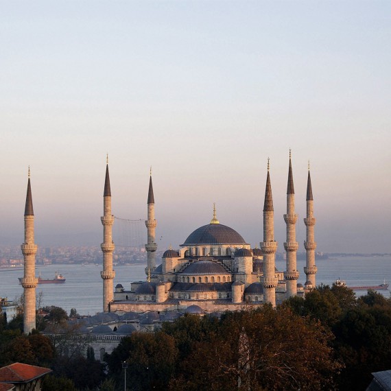 Pohled na Modrou mešitu s jejími šesti minarety