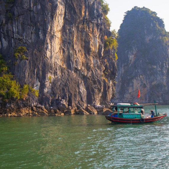 Plavba mezi vápencovými útesy zátoky Ha Long.