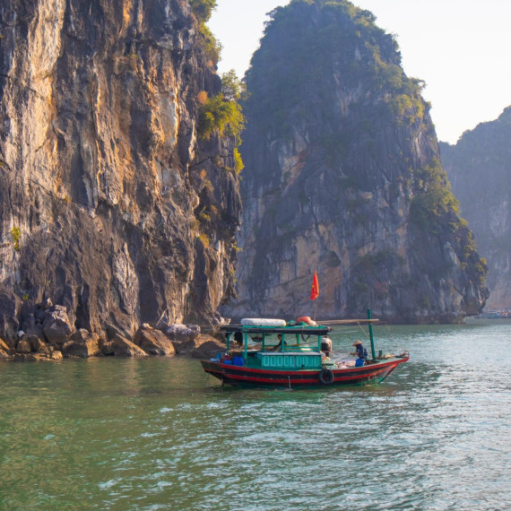 Malá tradiční loďka ve Vietnamu.