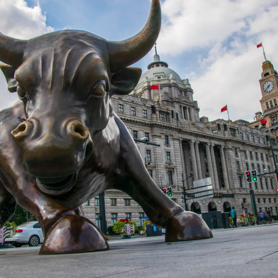 Kromě moderní výstavní skříně je Šanghaj také finančním centrem Číny. Symbolizuje to i býk, který je záměrně okopírován přímo z Wall Street.