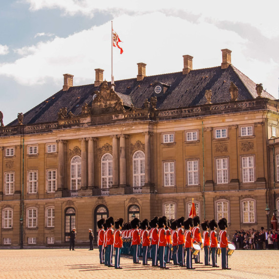 Královská stráž před palácem Amalienborg.