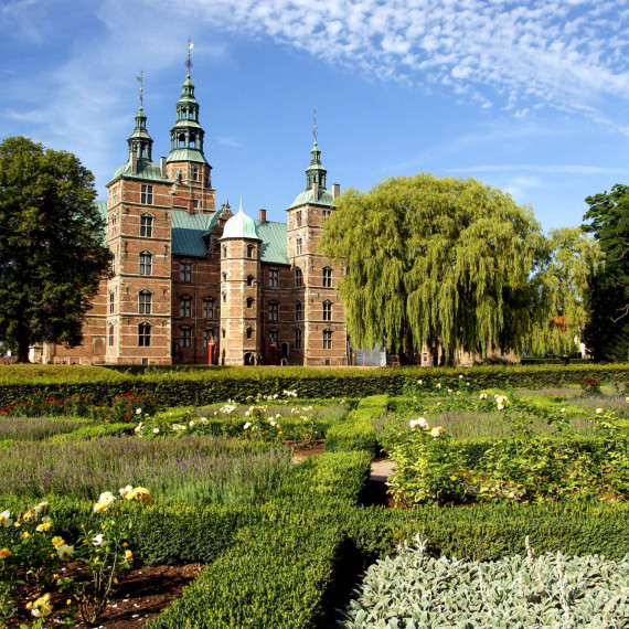 Renesanční zámek Rosenborg v královských zahradách.
