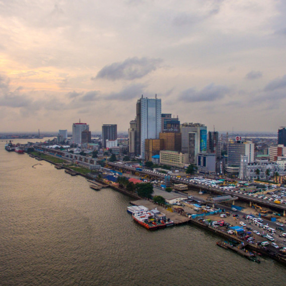 Nábřeží je z dálky jako výkladní skříň, když se podíváte na ulice, jste v nádherně živelné Africe.
