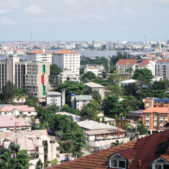 Obrovitánská aglomerace, kde je vidět propastné rozdíly mezi botaými a chudobou.