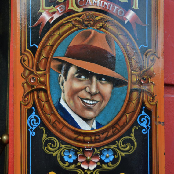 Čtvrť, kde vzniklo tango argentino, muži v dokonalých oblecích a krásné elegantní ženy.