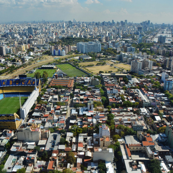 Čtvrť La Boca ze vzduchu. Vlevo stadion Boca Juniors.