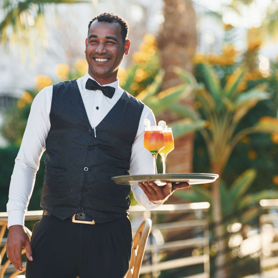 Váš osobní komorník (butler) vám splní všechny vaše požadavky. Jste připraveni na luxus na vysoké úrovni? Tady ho najdete.