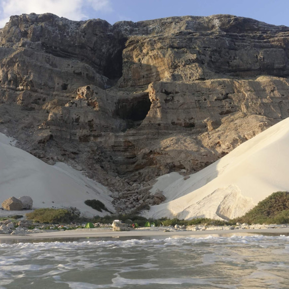 Noci na pláži budou vypadat i takhle. Budete obklopeni pískovými dunami.