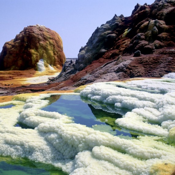 Sopečná činnost sopky Dalol vytvořila obrovské usazeniny minerálů a solí