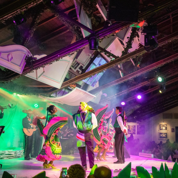 Večer Vám nabízíme možnost navštívit Tango show, kde zažijete skutečné emoce profesionálních tanečníků, doprovázených živou hudbou.