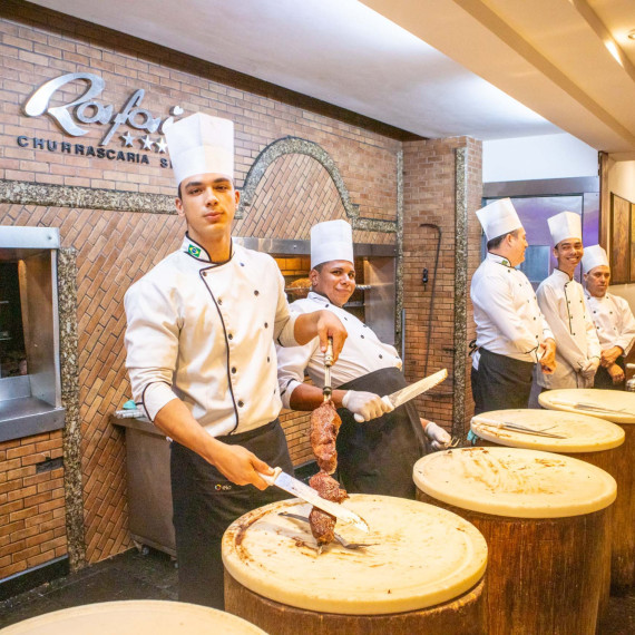 Máte na večer chuť na opravdu dobré hovězí? V Brazílii ochutnáme známé Churrasco, různé hovězí pečené na úzkých dlouhých nožích.