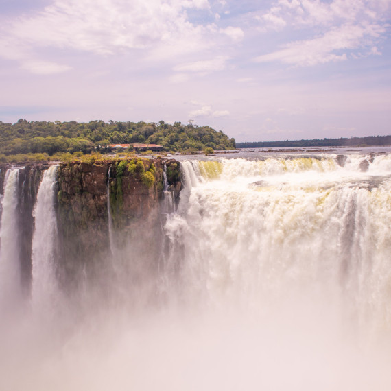 Vodopády Iguazú na argentinsko-brazilské hranici. Otevírá se nám pohled na toto velkolepé přírodní divadlo.