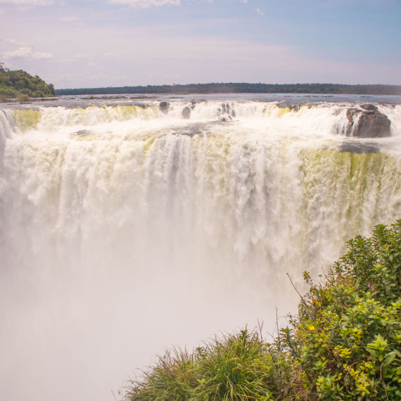Vodopády Iguazú na argentinsko-brazilské hranici. Otevírá se nám pohled na toto velkolepé přírodní divadlo.
