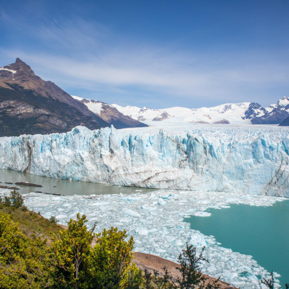 Množství krásných chodníků a vyhlídek. Vyfotíme si tento skvost z každého úhlu. Naskytne se Vám dechberoucí pohled na 60 metrů vysokou ledovcovou stěnu vstupující do jezera.