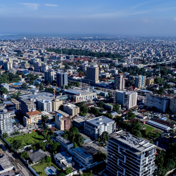 Kinshasa se od založení snaží dotáhnout rozvojem na Brazzaville. Žije zde nepoměrně více lidí.