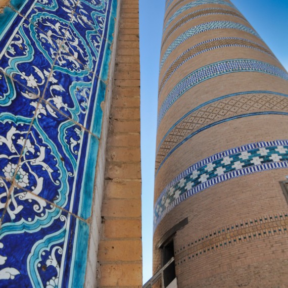 Minaret Islám Hodža ve staré Chivě.