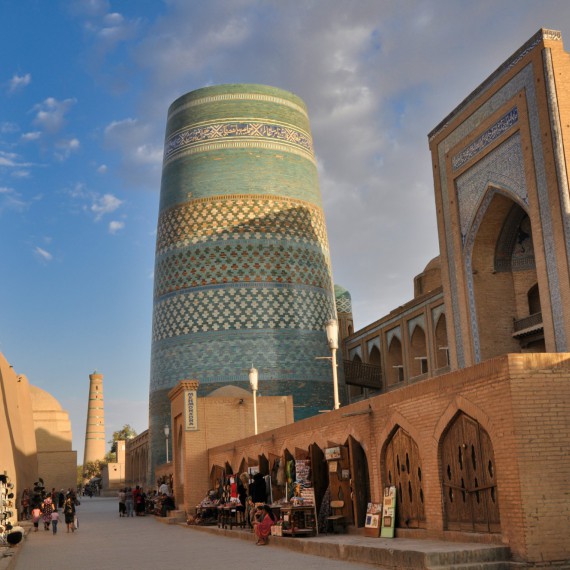 Minaret Kalta Minor je symbolem Chivy a dáte mu za pravdu, že patří k nejfotogeničtějším památkám celého Uzbekistánu.