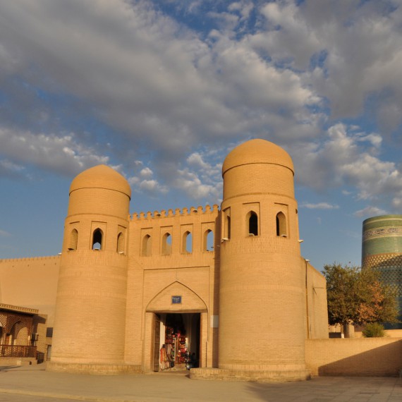 Západní brána do starobylé Chivy má v sobě magii Hedvábné cesty. Jen vejdete dovnitř a jste v pohádce Tisíc a jedné noci.