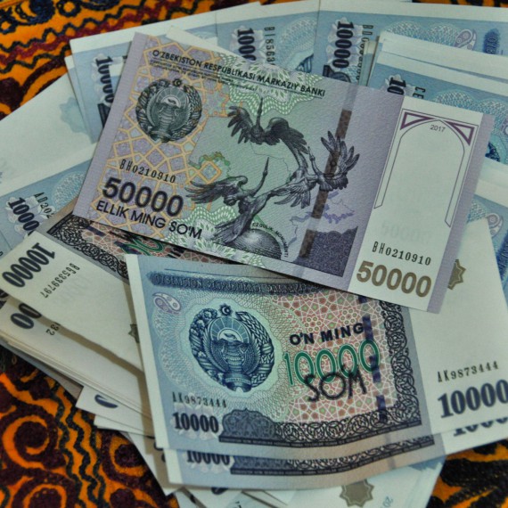 Budeme v Uzbekistánu všichni milionáři? Zaměňte si 80 euro a dostanete za něj milionů somů!