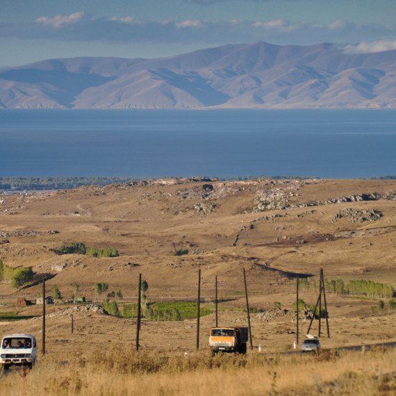 Sevanské jezero uloženo v krásné krajině severní Arménie.