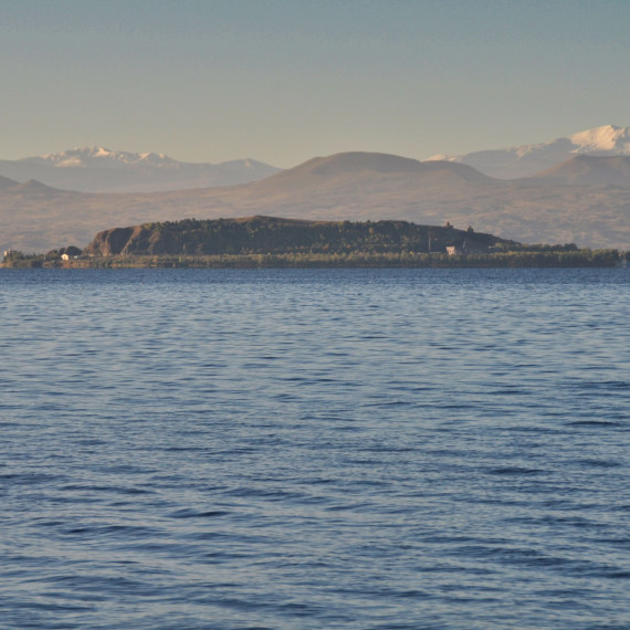 Sevanské jezero je nejslavnějším jezerem Kavkazu a my společně objevíme kláštery na poloostrově Sevanvank.