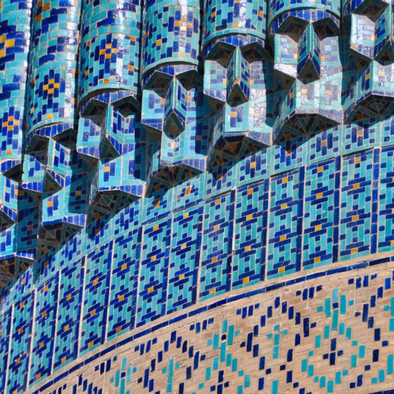 Samarkand upoutá krásou svých staveb, ale my jdeme do hloubky a užijeme si i fantastické, orientální detaily.