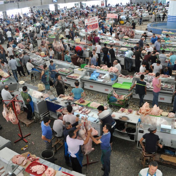Taškentské tržiště Čorsu je změť orientálního chaosu, který si dokonale užijeme.