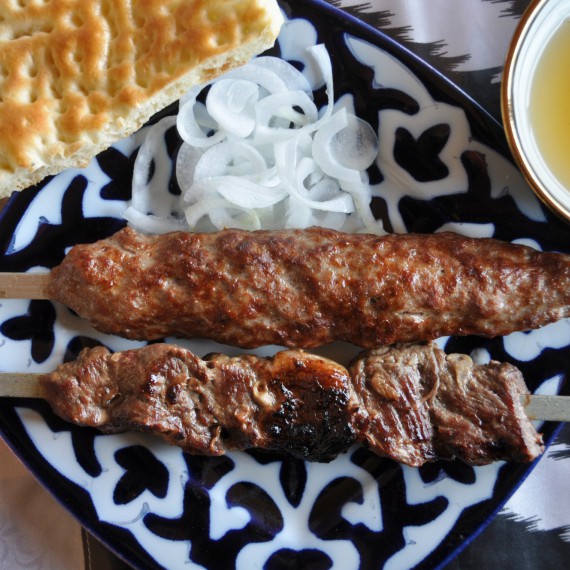 Hostina s vůní šašlíků.