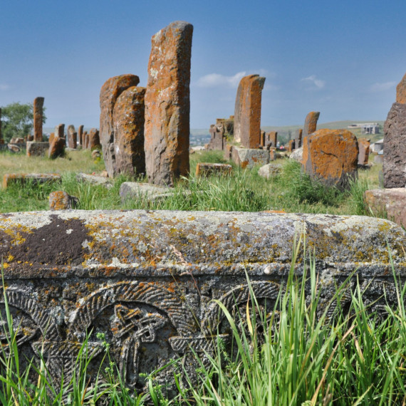 Vzácne, historické chačkary pohľadáme na unikátnom pohrebisku Noratus na dosah Sevanskému jazeru.