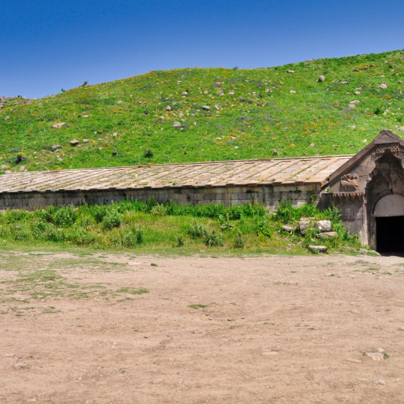 Přejedeme přes sedla Hedvábné cesty až k průsmyku Selim Pass (2410 mnm) a objevíme zde zapomenutý karavanseraj.