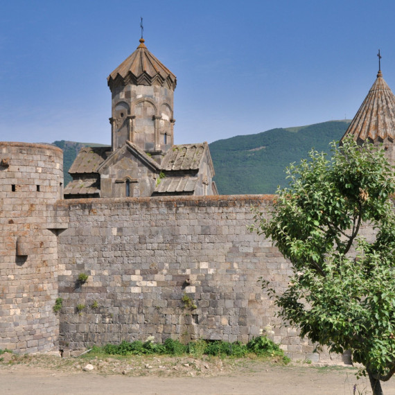 Tatev je unikátní svojí polohou i příběhem. Ukrývá se za hradbami a nás k němu dovede rekordní lanovka.