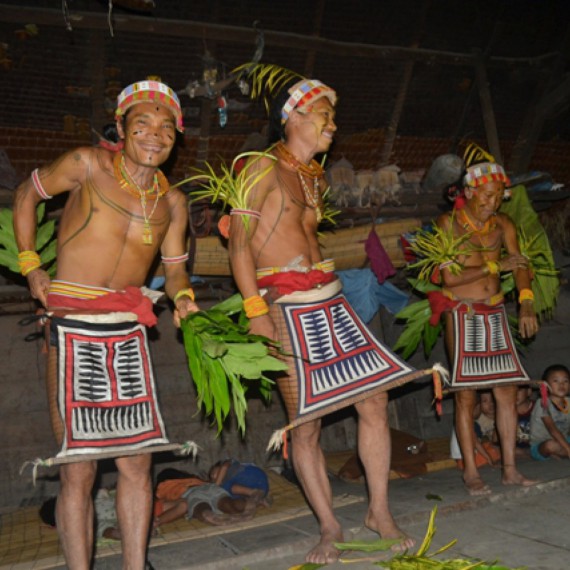 Závěrečné večerní posezení s místními v oblasti Muntei