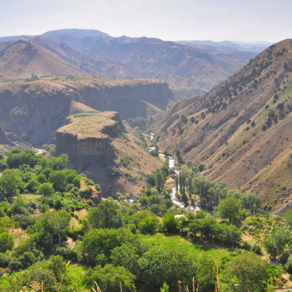 Krajina v okolí starověkého Garni je posetá krásným kaňonem.