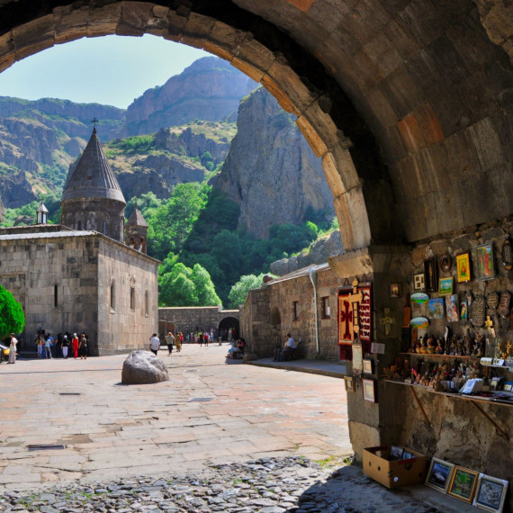 Málo známý klášter Geghard patří k nejkrásnějším klášterům v okolí Jerevanu.