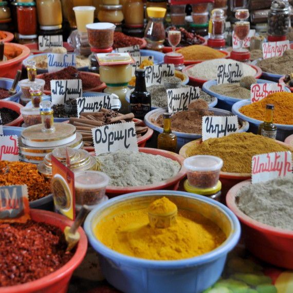 Na lokálním tržišti si nakoupíme koření či bylinky.