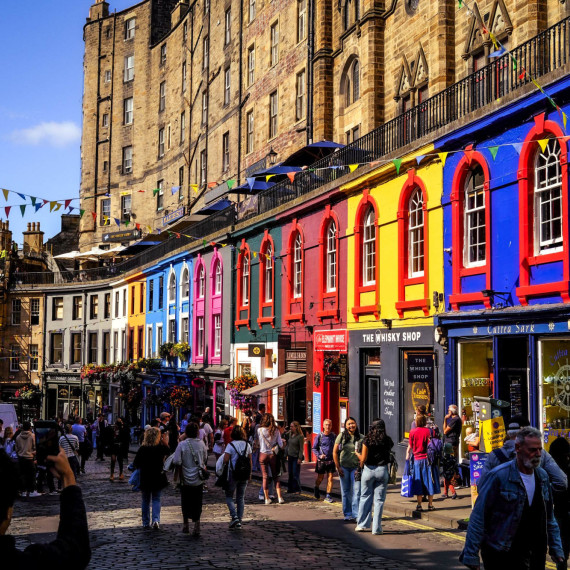 Victoria Street patří k nejkrásnějším v Edinburghu, zažijete zde pravou atmosféru hlavního města Skotska.