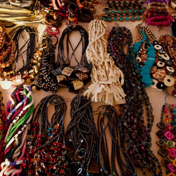 Na Asuánském trhu najdete africké šperky, koření a přírodní léčitele